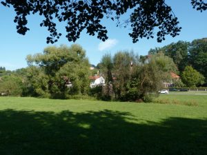 September 2016 – ein Spaziergang durch Dietersdorf. Pfarrhaus vom Wald aus
